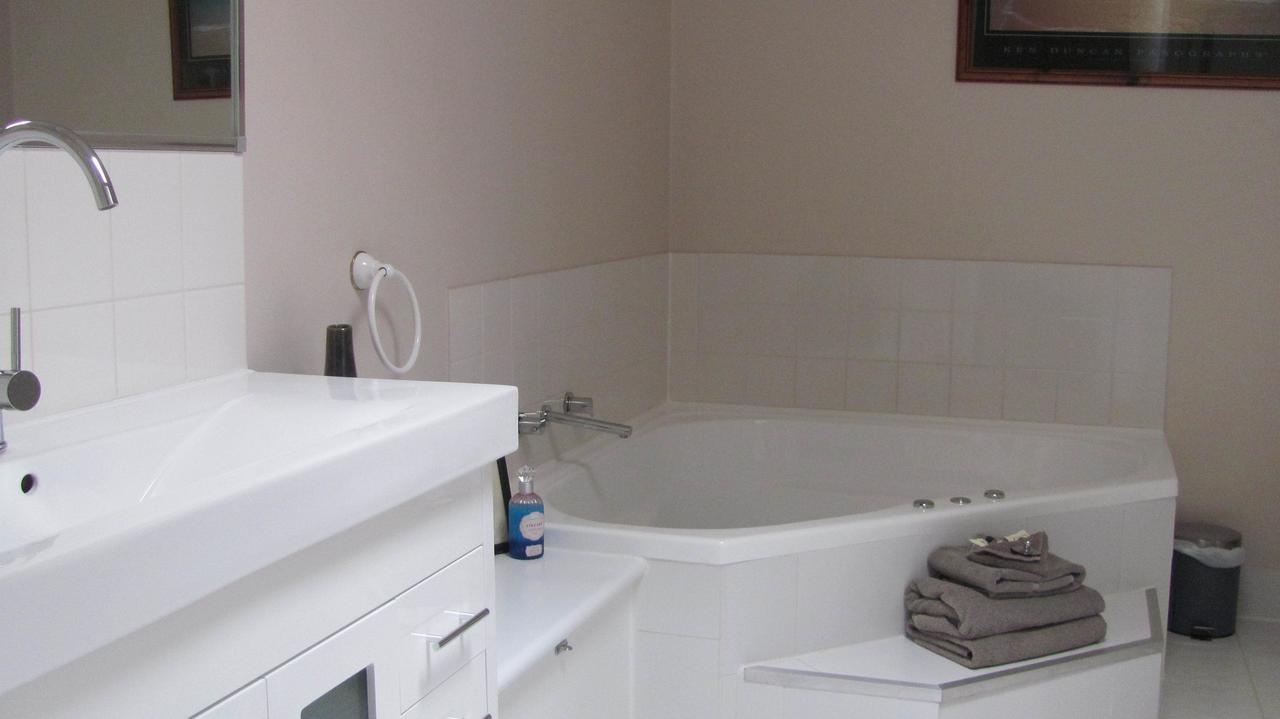 Bristol Hill Motor Inn Мэриборо Экстерьер фото